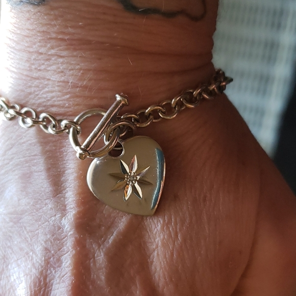 GUC Sterling Silver Heart Toggle Bracelet - Picture 4 of 6